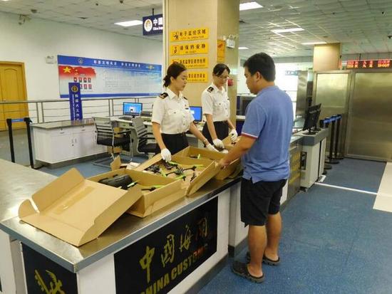 9月12日黄埔海关对外通报,该关驻常平办事处日前在旅检渠道查获8台无人航拍机。