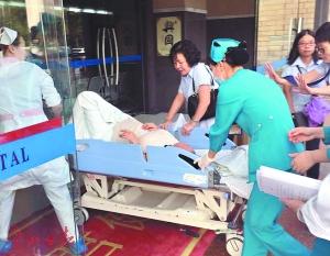 大出血的廉女士被迅速推进医院抢救。(图为受访者提供)