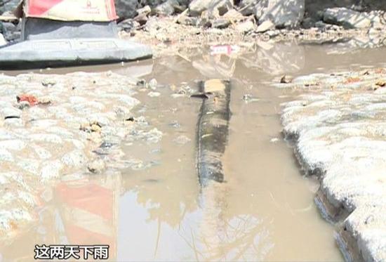 广州一名男子暴雨天骑车触电倒下 众人不敢靠