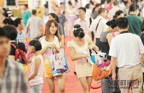 在2017中国地级市民生发展100强中，东莞位居全国第二，广东第一。图为市民购物 记者 郑琳东 摄