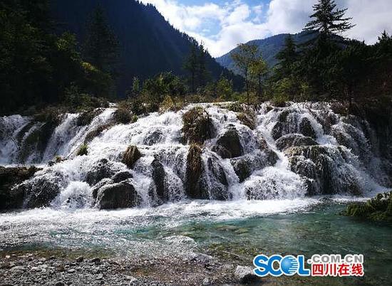 九寨沟景区在地震后形成新的瀑布景观