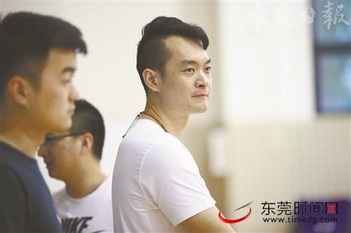 ■凝望队友训练,陈江华开启人生新篇章(记者 郑家雄 摄)