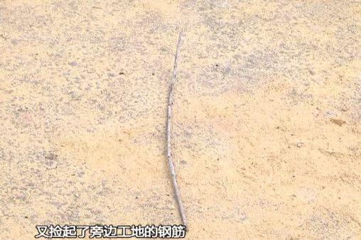 广州一女子马路上拿起工地钢筋 狂砸行驶车辆