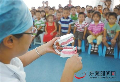 ■口腔医生在向幼儿园的小朋友讲解正确的刷牙方法 资料图