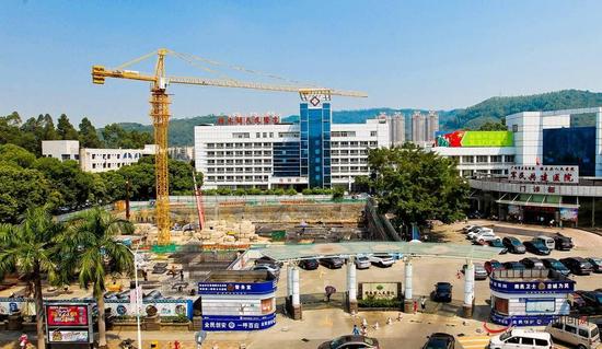 樟木头人民医院综合住院大楼项目预计今年年底工程主体封顶。（通讯员 蒋鑫 摄）