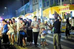 前晚，新光明市场夜市整顿升级前的“最后一夜”，食客熙来攘往，合影留念。