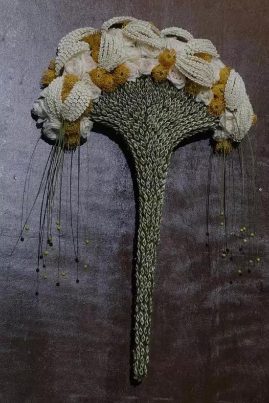金色的龙以浮雕形象出现时,用干燥的种子做鳞片,白色蝴蝶兰如腾云般托起龙身。以高雅不俗的设计,实力圈粉。