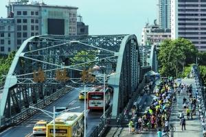 昨日下午，数百名自行车爱好者推车过海珠桥。信息时报记者 康健 摄