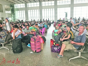 火车站旅客越来越多,明天会出现高峰。