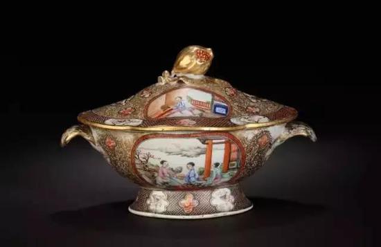 清乾隆的广彩描金人物纹盖盅一对。