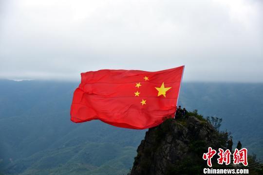 10月1日是国庆日，广东清远连山金子山最高峰竖起了一面国旗。　曾令华　摄