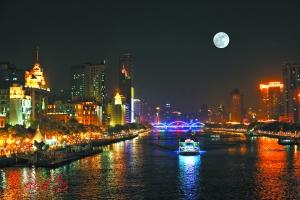 珠江两岸,一轮明月高悬,给繁华的夜色增添一丝静谧。(资料图)广州日报全媒体记者苏俊杰 摄