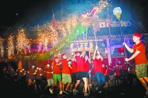 昨日晚上7时许,白云区均禾街清湖村李氏宗祠前,村民们在祠堂前舞火龙,庆祝中秋佳节。广州日报全媒体记者陈忧子 摄