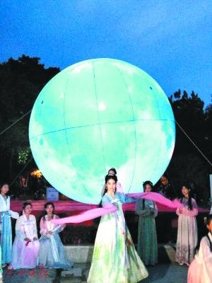 昨日，荔枝湾景区在荔园内举行传统祭月仪式。广州日报全媒体记者骆昌威 摄