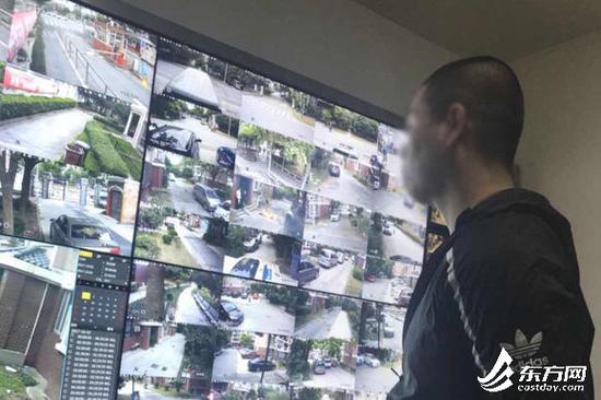 图片说明:民警通过仔细查看,发现案发地周边的视频监控中多次出现两名嫌疑人的身影。