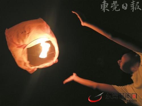 放飞孔明灯易造成火灾,市民可选择其他方式庆祝节日 记者 郑志波 摄
