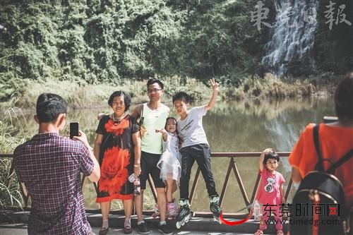 一家人结伴出游享受美好时光 记者 郑志波 实习生 余伯扬 摄