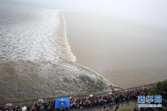 这是在浙江海宁市盐官镇占鳌塔上拍摄的钱塘江“一线潮”（10月7日摄）新华社记者张铖摄