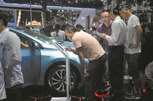 东莞车市隆重“过节”购销两旺 记者 张珺 摄