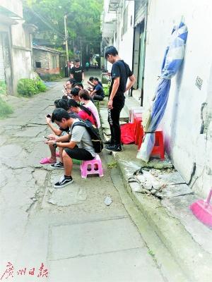 在阿婆准备食材时,路旁坐满了等候的客人
