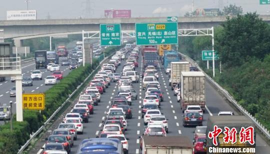 资料图:路上车流量猛增。 孙权 摄