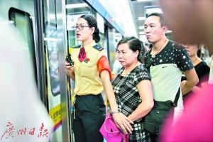 工作人员长假期间在广州火车站地铁站维持秩序。广州日报全媒体记者陈忧子摄