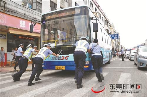 ■10月1日,交警在路面救援抛锚的公交车(记者 程永强 通讯员 交警萱 摄)