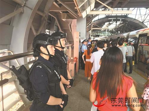 国庆中秋8天假期内,东莞轨道公安确保全线零发案,圆满完成了安保任务
本报记者 程永强 通讯员 管萱萱 摄