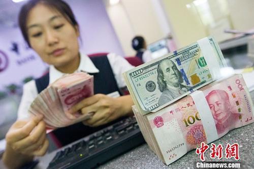 资料图：山西太原，银行工作人员清点货币。中新社记者 张云 摄