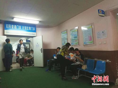 北京大学第一医院妇儿门诊内，准妈妈在进行检查。  中新网记者 张尼 摄