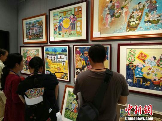 图为广东龙门农民画展览现场