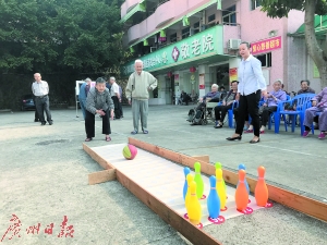 阿婆认练习保龄球项目。