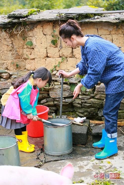 李沁与小山竹接水