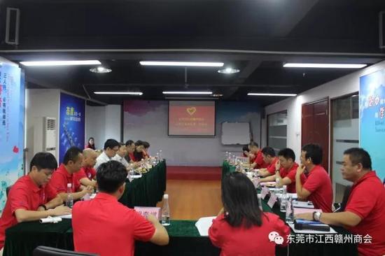 接着,副队长明奇斌带领大家学习了《志愿服务条例》,并分享他近10年来参与志愿者工作的经验和体会。