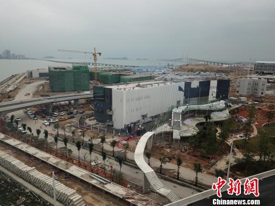 由南方电网广东公司投资建设的110千伏港珠澳大桥人工岛输变电工程16日竣工投产，为举世瞩目的“超级工程”港珠澳大桥实现供电“双保险”。　王华　摄