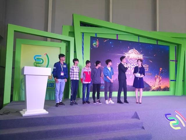 “国服第一虞姬”叶梓健(右三)