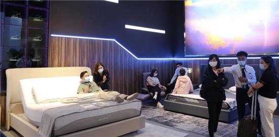 人们纷纷围观、咨询雅兰云智能床产品