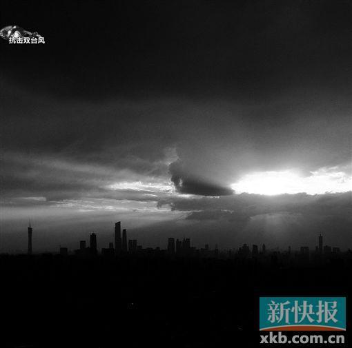 ■9月12日,受台风影响,傍晚的广州乌云压城。 新快报记者 毕志毅/摄