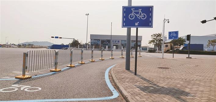 深圳宝安首设蓝色过街非机动车道