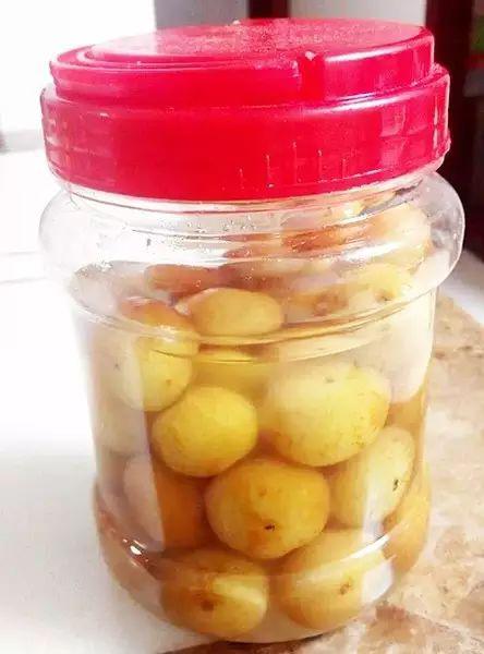@关子:老妈从老家带回来的一大罐子土榨花生油,很重但是香得不得了。