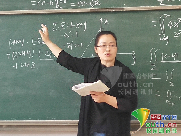 图为王娟老师正在上课。中国青年网通讯员 纪德元 摄