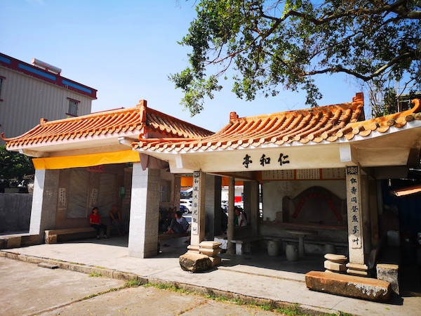 村口仁和亭,右侧老亭是光绪年间所建 本文图除注明外,均为 叶克飞 摄