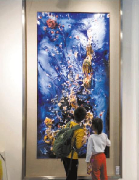 观众在观看一幅价值500万元的瓷板画。