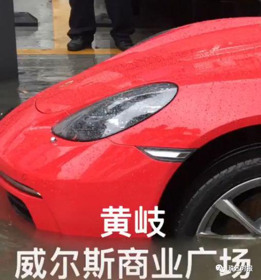 一保时捷敞篷车暴雨中惨变落汤车 车主看抖音才知道