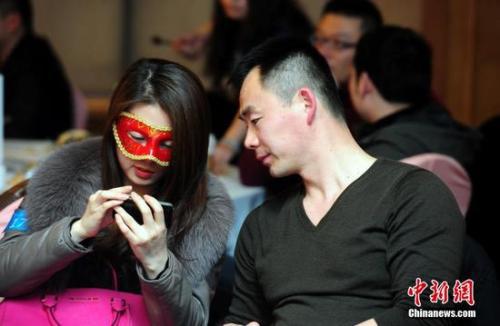 参加相亲会的女嘉宾与男嘉宾台下交流。<a target='_blank' href='http://www.chinanews.com/'>中新社</a>发 张畅 摄 参加相亲会的女嘉宾与男嘉宾台下交流。中新社发 张畅 摄