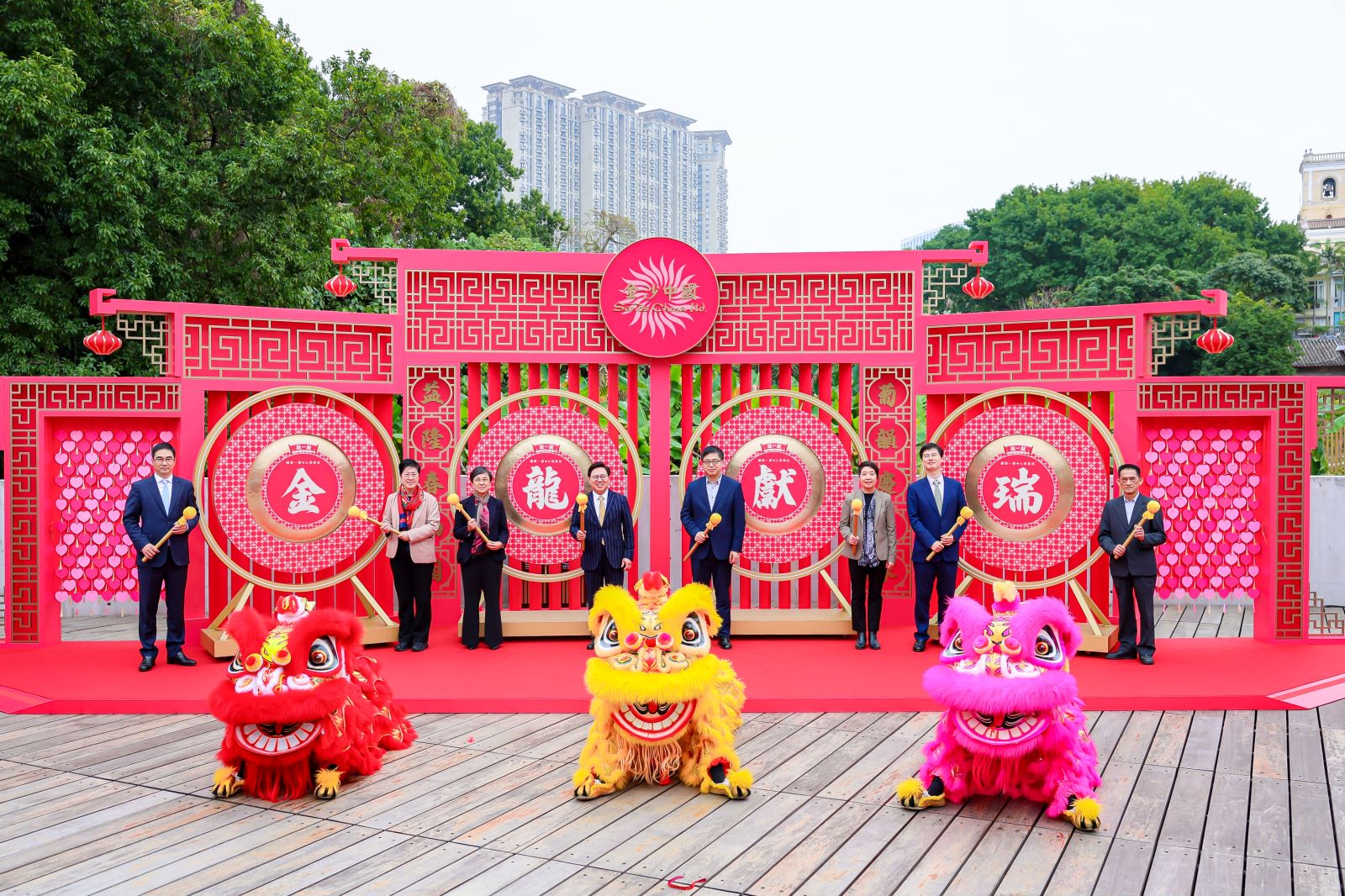 一众主礼嘉宾出席在益隆炮竹厂旧址举行的金沙中国片区活化系列活动──“益隆春满园‧葡韵庆万家”开幕式。
