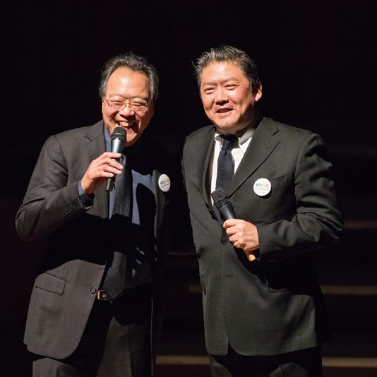 　　（左）2017年12月11日，组织委员会办公室主任陈擎在2018 YMCG倒数30天发布会上发言。 　　（右）时任艺术总监马友友与艺术委员会主席余隆2018 YMCG开幕式音乐会上致辞。