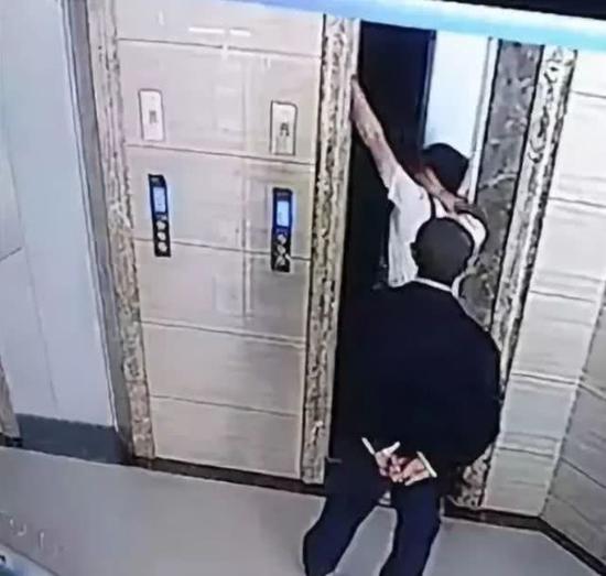 视频中，电梯并没有停落，可老人并未发现，探出头去观察一番便向前走了进去。