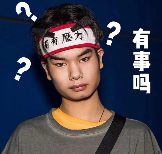 小吴打小喜欢玩玩具枪,攒来的压岁钱全用来买各种枪,爱不释手。