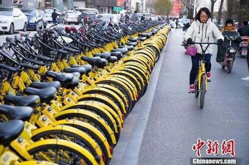 山西太原，民众正在使用共享单车。中新社记者 张云 摄